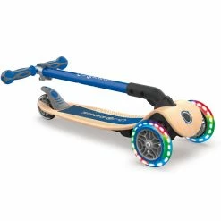 GLOBBER Primo Wood Mit Leuchtrollen, Scooter (blau/holz) -Outdoor-Spielzeug Verkäufe GLOBBER Primo Wood mit Leuchtrollen Scooter@@1so7gp05 2